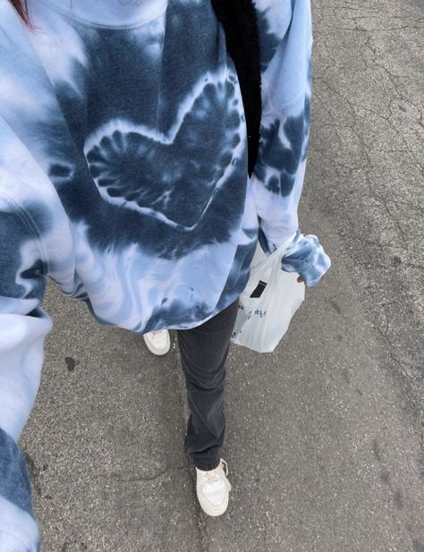 Tie Dye Inspo Aesthetic, Tie Dye Hoodie Outfit, Tie Dye Sweatshirt Outfit, Asian Style Clothes, Band Au, Tshirt Dress Outfit, How To Tie Dye, Dye Ideas, Casual Preppy Outfits