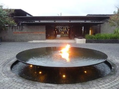 Alila Soori Fire Pit Circular Water Feature, Modern Driveway, Modern Water Feature, Modern Fountain, Entrance Gates Design, Fountain Design, Luxury Pools, Tent Design, Water Fountains Outdoor