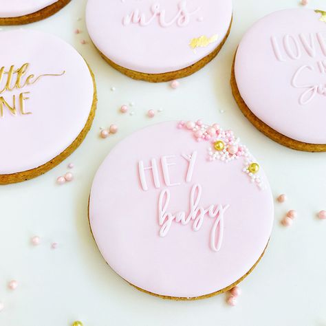 Fondant Icing Cookies, Embossed Fondant Cookies, Cookie With Fondant, Cookies With Fondant Decorations, Cookie Stamps How To Use A, Cookies Fondant Decoration, Fondant Decorated Cookies, Stamped Fondant Cookies, Fondant Cookies Ideas