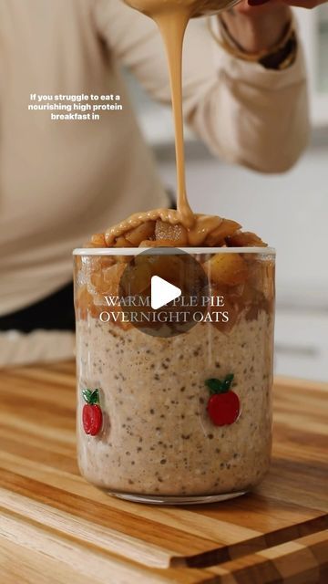 Nicole Keshishian Modic | KALEJUNKIE® on Instagram: "@kalejunkie WARM APPLE PIE OVERNIGHT OATS that you actually must make 🍎🥧. So confession—I am not a huge breakfast person, I am a creative of habit and 95% of the time, I make myself a protein smoothie. BUT this combo of flavors reminded me that change is good and tastes so damn good. These overnight oats are packed with fiber and protein to keep you full and then topped with warm cinnamon apples and drizzled with almond butter on top, for truly—the most delicious brekkie.   If you want the link to my cute apple glasses, comment LINK or GLASSES!  Follow for more easy, delicious recipes!  Makes 4 servings 2 cups rolled oats (pro tip: if you get quick cook rolled oats, no overnight time needed) 1/4 cup chia seeds 1/2 cup unflavored collag Overnight Oats Video, Warm Cinnamon Apples, Huge Breakfast, Apple Pie Overnight Oats, Yummy Oatmeal, Weekday Breakfast, Warm Apple, High Protein Breakfast, Healthy Recipies