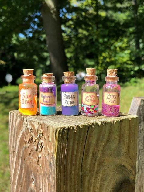 Mini Potion Bottles, Potion Bottles Halloween, Potions For Kids, Magic Potion Bottles, Unicorn Dust, Healing Potion, Cumpleaños Harry Potter, Magic Potions, Fairy Garden Birthday Party