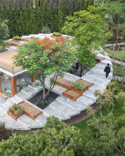 Looklen Architects has created The Pomelo Amphawa Cafe. Outdoor Seating Cafe, Circular Landscape, Glass Cafe, Timber Planters, Cafe Plan, Landscaping With Roses, Presentation Boards, Thai House, Outdoor Dining Spaces