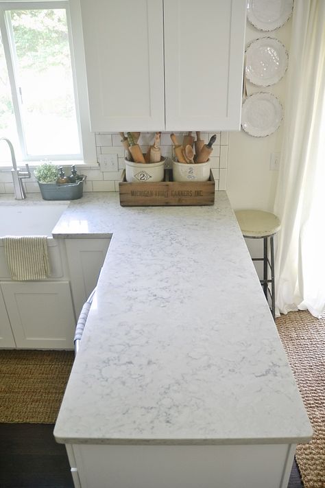 Quartz Countertop Review – Pros & Cons Glass Kitchen Countertops, Casa Feng Shui, White Cabinets White Countertops, Kitchen Remodel Countertops, Outdoor Kitchen Countertops, Kitchen Counter Top, Kitchen Countertop Materials, Quartz Kitchen Countertops, Charming Kitchen