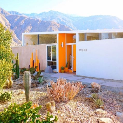 A Mid-Century Delight with Pops of Color 📷: @dazey_desert_house Mid Century Desert Landscaping, 1950s Mid Century Modern Home Exterior, Mid Century Desert Home, Marfa Aesthetic, Groovy Architecture, Desert Mid Century Modern, Desert Mansion, California Collage, Colored Doors