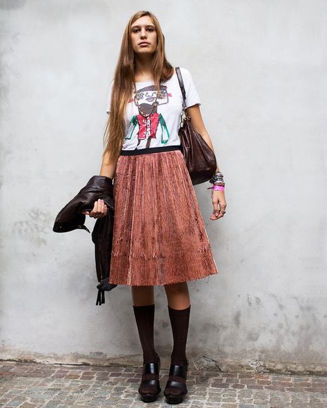 Artsy Shirt, Scott Schuman, Pleated Skirt Outfit, The Sartorialist, Pleated Long Skirt, Nyc Fashion, Street Style Inspiration, Skirt Outfit, Skirt Outfits