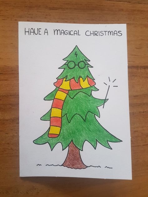 Harry potter handlettering kaart kerst Harry Potter Christmas Cards Handmade, Christmas Cards Harry Potter, Christmas In Harry Potter, Harry Potter Christmas Card Ideas, Harry Potter Christmas Cards Diy, Cute Christmas Card Ideas Diy, Cute Xmas Card Ideas, How To Draw A Nutcracker, Harry Potter Christmas Drawing