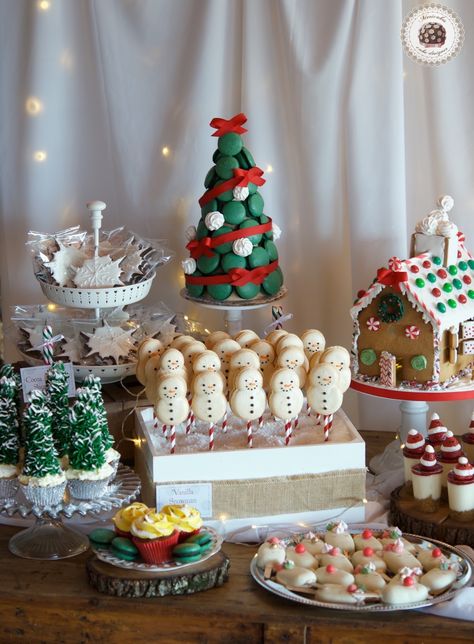 Sweet Christmas Table - Mericakes - Cake Designer Christmas Party Sweets Table, Christmas Party Candy Table, Dessert Table Christmas Party, Dessert Table Ideas Christmas, Christmas Desserts Table, Desert Table Ideas Christmas, Christmas Desert Table Party, Christmas Cookie Table Display, Christmas Birthday Table Decor