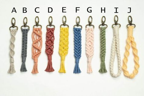 Keychain Diy Easy, Macrame Keychain Wristlet, Macrame Keychain Tutorial, Diy Macrame Keychain, Keychain Tutorial, Diy Macramé, Simpul Makrame, Pola Macrame, Keychain Holder