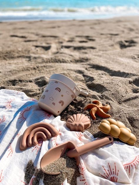 Beach Day With Kids, Baby On The Beach, Baby Beach Photos, Baby Beach Toys, Kids Beach Toys, Sand Bucket, Baby Gril, Toddler Beach, Beach Bucket