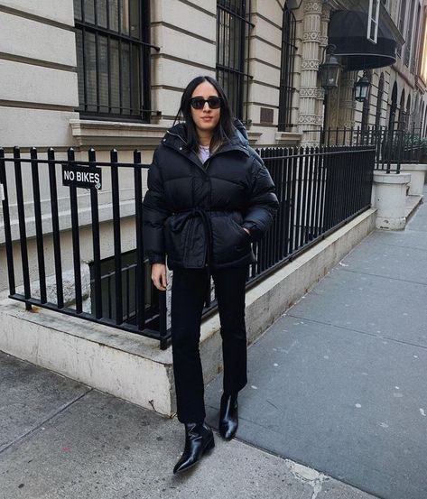 This Puffer Trend Is So 2018, But These Ones Are So Right Now Nyc February, Best Puffer Jacket, Nyc Clothes, Cute Ankle Boots, Boots Outfit Ankle, Nyc Girl, Stil Inspiration, Black Puffer, Winter Trends