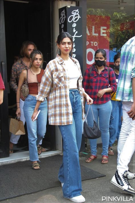 Bollywood Street Style, Bollywood Movie Outfits To Recreate, Casual Indian Fashion Street Style, Janhvi Kapoor Outfits, Bollywood Looks To Recreate, Khushi Kapoor Outfits, Khushi Kapoor, Star Kid, Star Kids