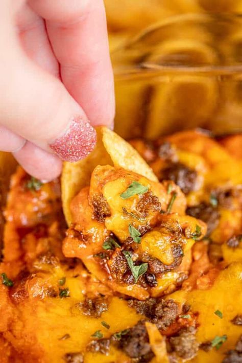 Easy Sloppy Joe Dip - only 4 ingredients! Ground beef, Manwich sauce, cream cheese, and cheddar cheese. Sloppy Joe fans will go crazy over this dip. All the flavors of sloppy joes PLUS tons of cheese. I could eat this for lunch or dinner – not just as an appetizer!! This is perfect for game day, parties, or nacho night! Just spoon the dip over chips and enjoy! #dip #dinnerdip #appetizer #partyfood #gameday #tailgating Sloppy Joe Dip, Sloppy Joes Dip, Nacho Night, Plain Chicken Recipe, Sloppy Joes Easy, Joe Recipe, Plain Chicken, Dip Recipes Easy, Sloppy Joe