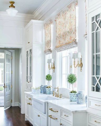 Living Room Designs Traditional, Hampton Style Kitchen, Hamptons Kitchen, Classic White Kitchen, Victorian Bathroom, Classic Kitchen, Gorgeous Kitchens, Classic Kitchens, Glass Cabinet Doors