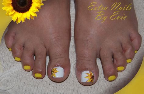 Sunflower Toenails, Yellow Nails Sunflower, Sunflower Toe Nails, Pedicure Yellow, Yellow Pedicure, Gel Polish Pedicure, Nails Sunflower, Yellow Toe Nails, Sunflower Nail