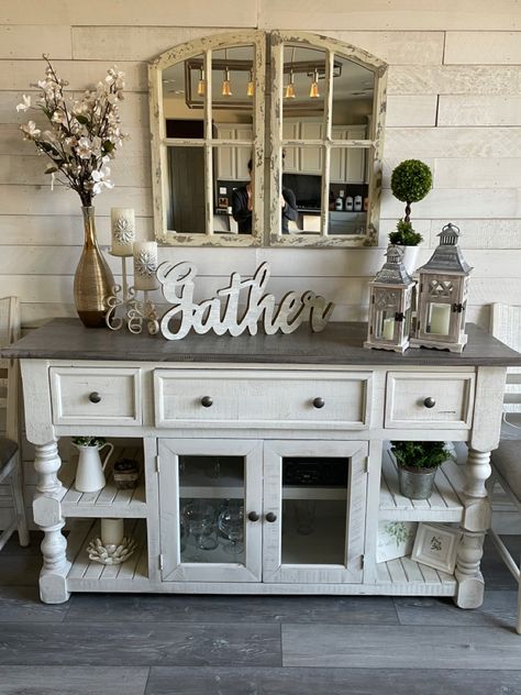 Farmhouse Buffet Cabinet Dining Room, Server Table Decor Dining Rooms, Console Farmhouse Decor, Buffet Farmhouse Decor, Living Room Side Board Ideas, Buffet Table Ideas Decor Farmhouse Style, Kitchen Server Decor, Kitchen Buffet Table Ideas Decor, Kitchen Buffet Cabinet Decor