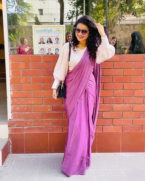 Farewell Saree Look Ideas, How To Style Saree For Farewell, Farewell Sare Ideas, Trending Farewell Sarees, Stylish Saree For Farewell, Farewell Sari Ideas, Top With Saree Style, Miss Farewell Saree, Cotton Saree For Farewell