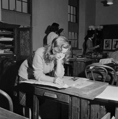 Art class at Woodrow Wilson High School, Washington DC, October 1943 50s High School Aesthetic, High School Newspaper Aesthetic, Substack Ideas, 1940s Office, Esther Bubley, 1940s School, Nora Core, 1920 Portrait, High School Newspaper