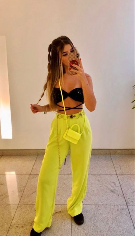 Outdoor Pop Concert Outfit, Odessa Concert Outfit, Reggaeton Concert Hairstyle, Coldplay Hairstyle, Hair Styles For Bad Bunny Concert, Bad Bunny Party Outfit, Concert Outfit Latin, Reggaeton Hairstyle, Joker Out Concert Outfits