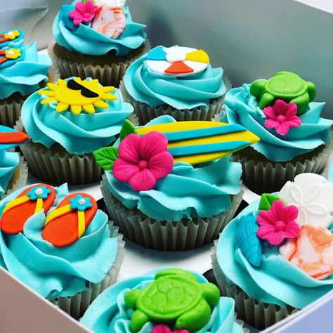 Beach themed cupcakes Splash Party Cupcakes, Pool Themed Cupcakes, Cupcake Beach Theme, Beach Theme Cupcakes Birthday, Hawaiian Themed Cupcakes, Beach Cupcakes Ideas, Themed Cupcakes Ideas, Luau Cupcake Ideas, Pool Party Cupcake Ideas