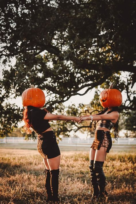 Photoshoot Sisters, Halloween Styled Shoot, Spooky Halloween Pictures, Pumpkin Patch Photoshoot, Pumpkin Pictures, Friendship Photoshoot, Halloween Photography, Pumpkin Photos, Sisters Photoshoot