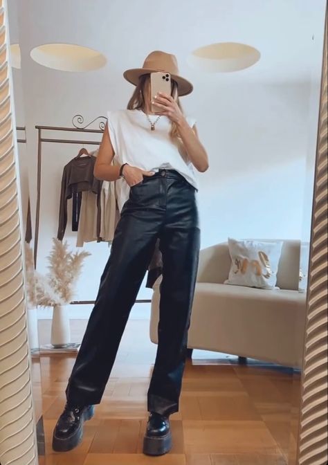 Leather Pants Wide Leg Outfit, Leather Pants Flare Outfit, Black Leather Flares Outfit, Wide Leg Engomado Outfit, Black Leather Pants Outfit Summer, Black Wide Leg Leather Pants Outfit, Leader Pants Outfit, Leather Pants And Tshirt Outfit, Faux Leather Flare Pants Outfit