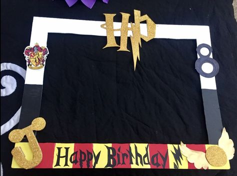 DIY: Photo Booth Prop Harry Potter Photo Frame Diy, Harry Potter Photo Booth, Harry Potter Graduation, Harry Potter Photo, Classe Harry Potter, Harry Potter Props, Harry Potter Theme Birthday, Photo Booth Design, Cumpleaños Harry Potter