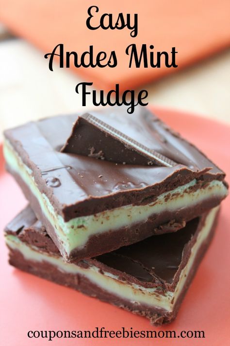 Easy-Andes-Mint-Fudge Mint Chocolate Fudge, Mint Chocolate Fudge Recipe, Holiday Fudge Recipes, Andes Mint Chocolate, Holiday Fudge, Andes Mint, Oreo Dessert, Candy Desserts, Homemade Candies