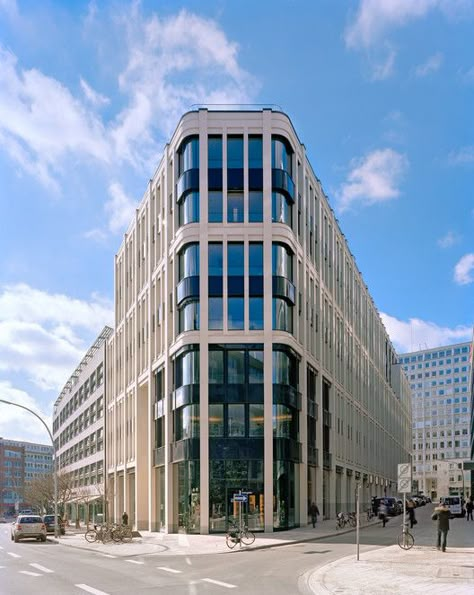 Freshfields Office Building / caspar. | ArchDaily London Office Building, Office Building Architecture Design, Office Building Design, Bank Building, Building Entrance, Office Building Architecture, Classic Building, Box Building, Architecture Building Design