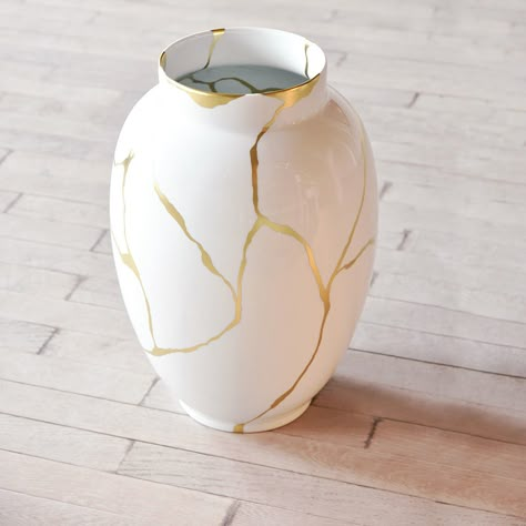 Kintsugi White large vase 22.4" in porcelain by Bernardaud Japanese Diy, Kintsugi Art, Ceramic Food, Pottery Dinnerware, Table Decoration Ideas, Food Plate, Luxury Tableware, Black Vase, Kitchen Dinnerware