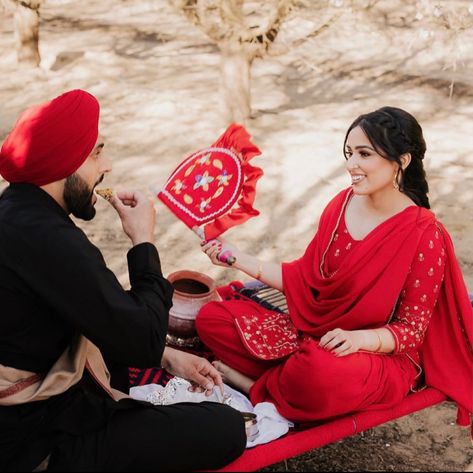 Prewedding Punjabi Photoshoot, Pre Wedding Shoot Ideas Outfit Punjabi, Punjabi Couple Pre Wedding Shoot, Punjabi Pre Wedding, Punjabi Prewedding Photography, Punjabi Wedding Pre Shoot, Punjabi Couple Aesthetic, Punjabi Engagement Photoshoot, Punjabi Engagement