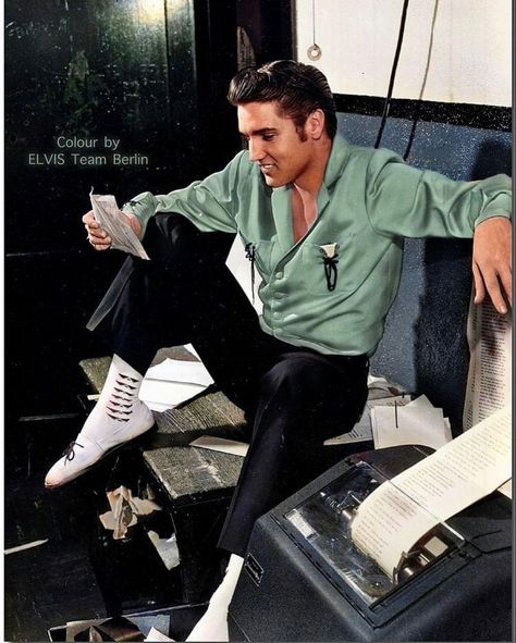 50s Rockabilly Fashion, Kibbe Romantic, Romantic Men, Elvis Presley Images, Young Elvis, Elvis Presley Pictures, Elvis And Priscilla, Elvis Presley Photos, 50s Style