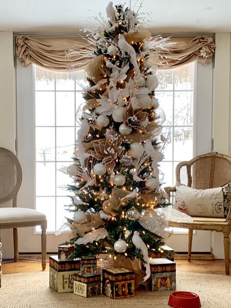 Christmas Tree With White Doves, Dove Christmas Tree, 1890 Farmhouse, French Hens, Pink Christmas Decorations, Little Christmas Trees, Christmas Color, Beautiful Christmas Trees, White Doves