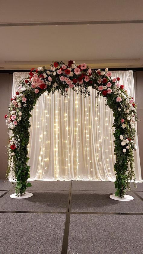 Pink Red And White Wedding Theme, Flower Arch Quinceanera, Red Pink And White Quince, Pink And Red Wedding Decorations, Red And White Wedding Stage Decor, Valentine Arch Decoration, Red And Pink Quinceanera Theme, Pink And Red Quinceanera Decorations, Pink And Red Quinceanera