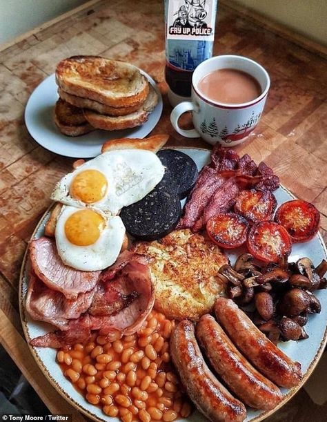 Gordon Ramsay hits out at fans who blasted his £19 English fry up  | Daily Mail Online Resep Sandwich, Breakfast Platter, Makanan Diet, English Food, British Food, Gordon Ramsay, Food Goals, Food Platters, Sausages