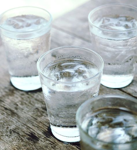 How much water should I drink a day? Liquid Magnesium, Water Health, Nutrition Sportive, Kangen Water, Water Intake, Drink More Water, Lemon Water, Kefir, Drinking Water