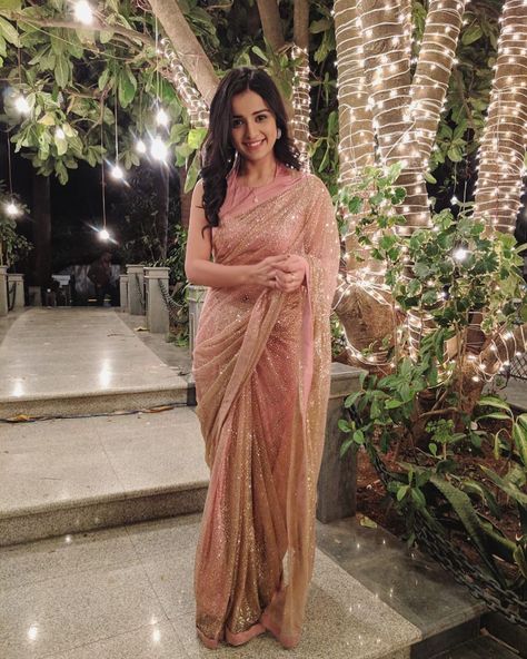 Mahima Makwana | Zoya on Instagram: “The only time when I was decked up in the series!!! #Flesh #Zoya #FleshOnErosNow     @reallyswara @akshay0beroi #SiddharthAnand…” Kerala Outfit, Mahima Makwana, Saree Plain, Madhu Shalini, डिजाइनर कपड़े, Indian Saree Blouse, Indian Saree Blouses Designs, Simple Sarees, Indian Fashion Saree