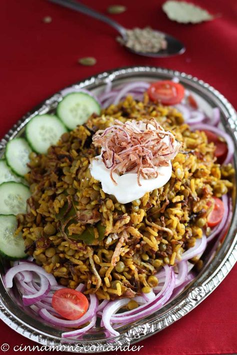 Mujaddara Lebanese, Vegan Pilaf, Vegan Rice Dishes, Easy Rice Pilaf, Lentil Rice, Rice Pilaf Recipe, Pilaf Recipes, Vegan Rice, Lentils And Rice