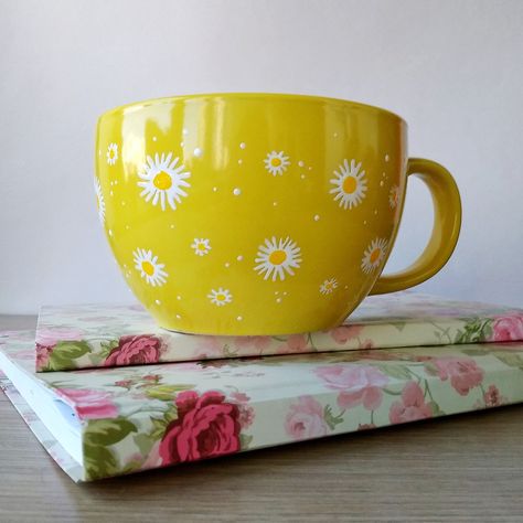 Jumbo ceramic coffee mug, yellow with white daisies Mug Painting, Ceramic Cafe, Painted Coffee Mugs, Yellow Cups, Yellow Mugs, Paint Your Own Pottery, Pottery Painting Designs, Hand Painted Mugs, Keramik Design