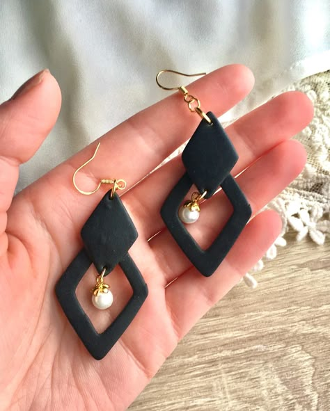 Black Polymer Clay Jewelry With Matching Earrings, Black Polymer Clay Earrings For Everyday, Everyday Black Polymer Clay Earrings, Black Clay Earrings, Handmade Black Polymer Clay Earrings, Cercei Din Lut Polimeric, Diy Resin Earrings, Diy Earrings Easy, Polymer Clay Flower Jewelry