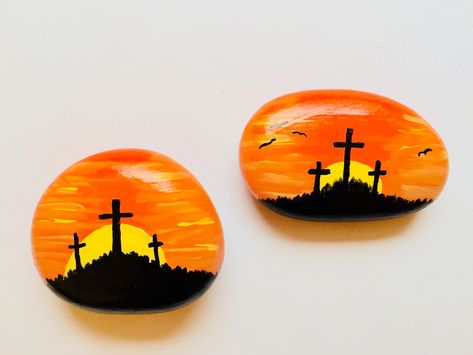 Christian Easter painted rock. Cross Rock Painting Ideas, Easter Painted Rocks Easy, Painted Easter Rocks, Jesus Rock Painting Ideas, Christian Painting Ideas Easy, Easter Rocks Painting Ideas, Cross Painted Rocks, Christian Painted Rocks Ideas, Christian Rock Painting