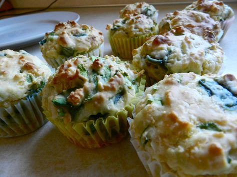 Feta, Cheddar, & Spinach Muffins Savory Breakfast Muffins, Cheddar Muffins, Healthy Low Calorie Snacks, Spinach Muffins, Pesto Spinach, Zucchini Feta, Spinach Feta, Savory Muffins, No Calorie Snacks