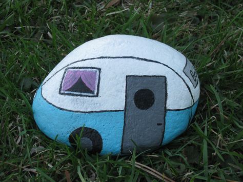 rock trailer by Gina Dewan What To Paint On Rocks, Kindness Rocks Ideas, Painted Rock Art, What To Paint, Rock Painting Designs, Kindness Rocks, My Rock, Rock Crafts, Painting Designs