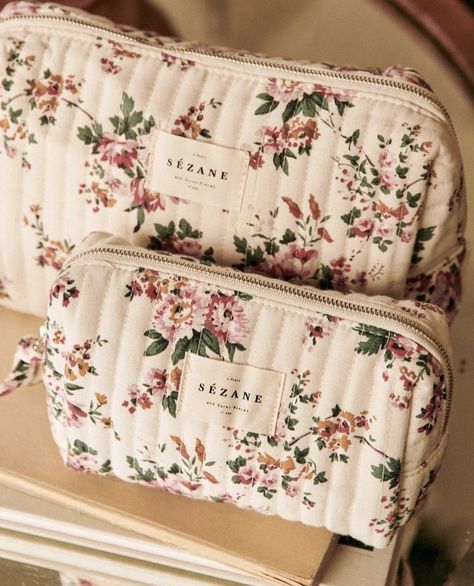 Sezane Makeup Bag, Quilted Bags, Diy Trousse, Diy Bag Designs, Diy Bags Patterns, Patchwork Bags, Floral Stripe, Quilted Bag, Fabric Bag