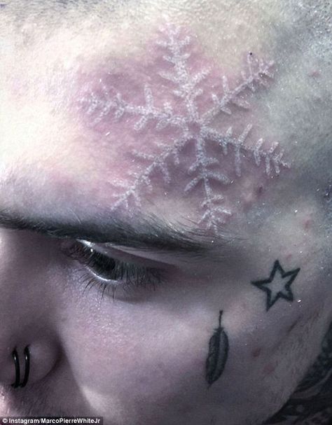 Snowflake Face Tattoo, White Snowflake Tattoo, White Face Tattoo, Christmas Tree Tattoo, Christmas Tattoo Ideas, Forehead Tattoo, 2022 Christmas Tree, Tattoo 2022, Snow Tattoo