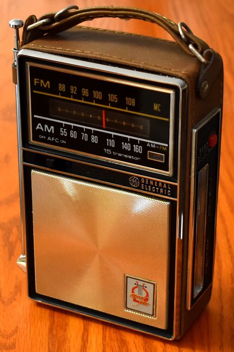 https://flic.kr/p/2iXbia4 | Vintage General Electric Portable Transistor Radio, Model P975F, AM-FM Bands, 15 Transistors, Made In USA, Circa 1966 Transistor Radio Vintage, Old School Radio, Radio Usa, Radio Design, Radio Antigua, Retro Radio, Antique Radio, Portable Radio, Jukeboxes