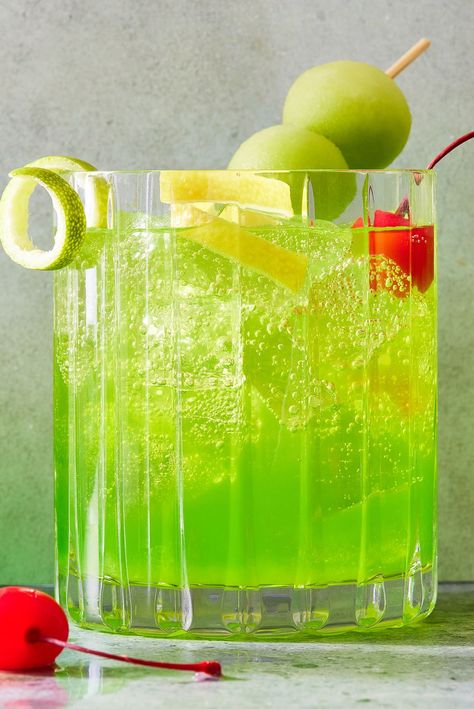 Midori Sour Perfect Cosmopolitan Recipe, Vodka Mixed Drinks Recipes, Midori Sour Recipe, Midori Sour, Vodka Mixed Drinks, Vodka Lemon, Vodka Punch, Midori Melon, Charcuterie Ideas