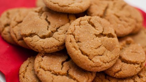 Not only do they taste absolutely amazing but they're incredibly easy to make. Quinoa Cookies, Chewy Ginger Cookies, Molasses Cookies Recipe, Mary Berry Recipe, Ginger Biscuits, Sandwich Cake, Molasses Cookies, Ginger Snap Cookies, Berries Recipes