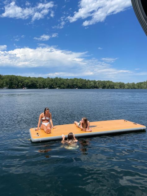 Summer Lake House Vibes, Lake House Summer Aesthetic, Summer On The Lake, Lake House Pictures With Friends, Lake House Aesthetic Summer, Summer Cabin Aesthetic, Lake Days Aesthetic, Lake Day Aesthetic, Lake Life Aesthetic