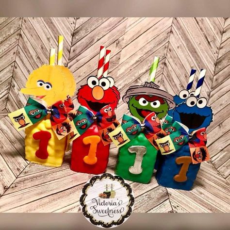 Sesame Street Treat Table Ideas, Sesame Street Rice Krispie Treats, Elmo Treats, Treat Table Ideas, Seaseme Street Birthday Party, Elmo Birthday Party Boy, Seaseme Street, Chocolate Popsicles