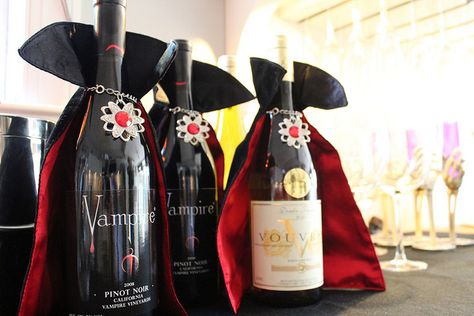 Added touch for a Halloween Party - Vampire capes on the wine bottles Vampire Theme Party, Vampire Halloween Party, Masquerade Halloween Party, Twilight Party, Vampire Party, Halloween Bar, Halloween Entertaining, Halloween Bottles, Town Home